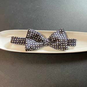 BeauTie LTD Vermont Bow Tie, Navy Blue w Cream Flowers. Adjustable. 100% Silk.